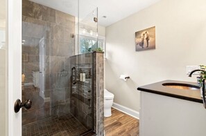 Een douche, een haardroger, een bidet, handdoeken