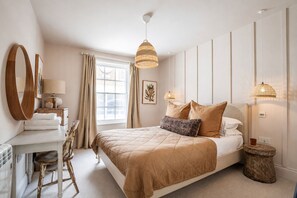 2 bedrooms, iron/ironing board, internet