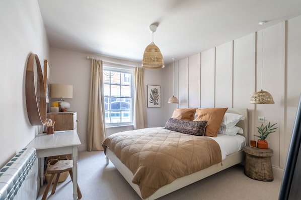 2 bedrooms, iron/ironing board, Internet