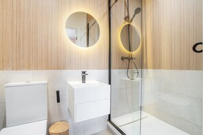 Combined shower/tub, hair dryer, towels