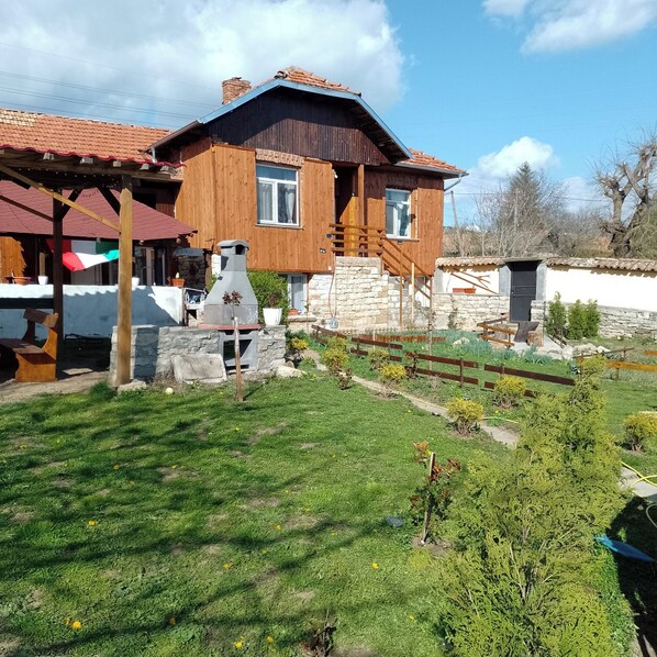 Villa | Exterior - Villa Nina in Kramolin, Beautiful Stay in Bulgaria (Sevlievo)