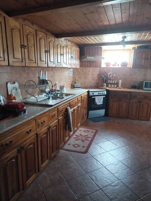 Villa | Private kitchen | Microwave, oven, toaster - Villa Nina in Kramolin, Beautiful Stay in Bulgaria (Sevlievo)