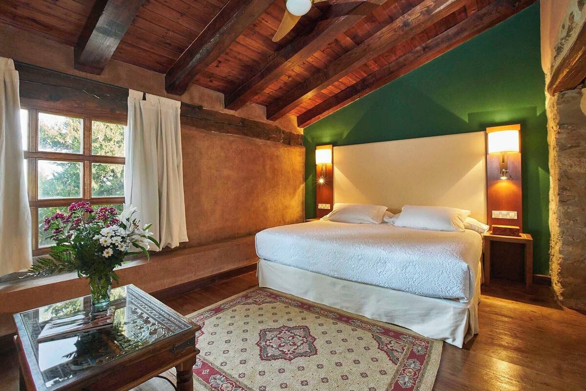 Suite – deluxe, 1 queensize-seng | Sengetøy av topp kvalitet, dundyner, wi-fi (inkludert) og sengetøy