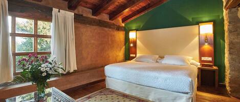 Deluxe Suite, 1 Queen Bed | Premium bedding, down duvets, free WiFi, bed sheets