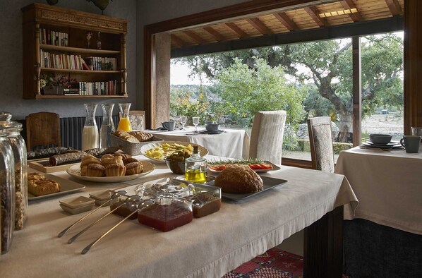 Free daily continental breakfast - Finca El Cortiñal (Valencia de Alcantara)