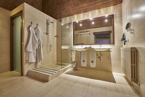 Shower, hair dryer, bathrobes, towels - Finca El Cortiñal (Valencia de Alcantara)