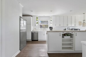 Fridge, microwave, oven, stovetop - The Dutch: Where Seaside Fantasies Become Reality (Folly Beach)