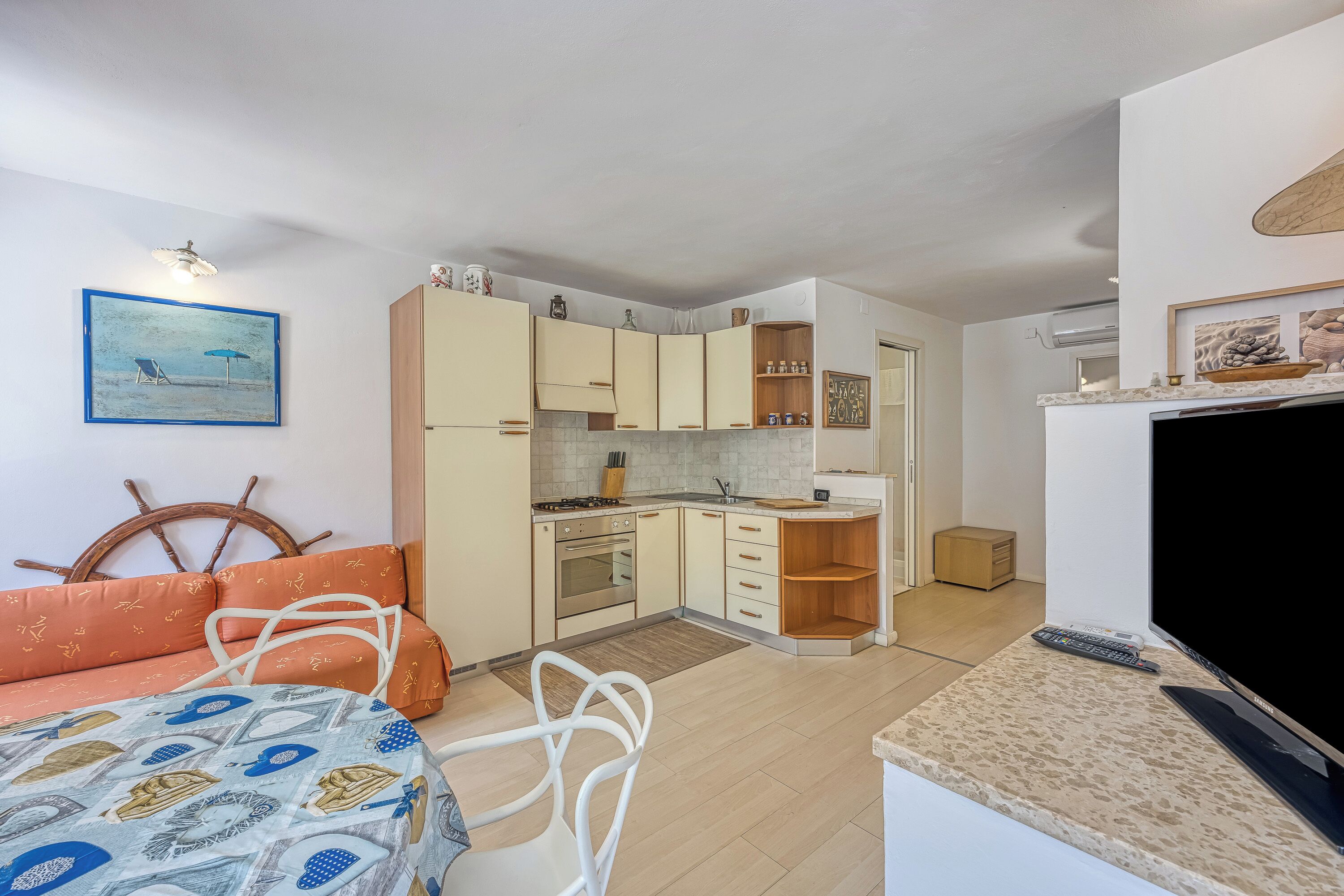 Apartamento estándar, 1 habitación, 2 baños, mirando al mar (Astra 1 Veli Lošinj Harbour View) | Zona de estar | Una televisión