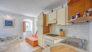 Standaard appartement, 1 slaapkamer, 2 badkamers, uitzicht op zee (Astra 1 Veli Lošinj Harbour View) | Privékeuken