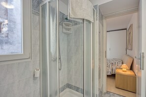 Ensemble douche/baignoire, sèche-cheveux, bidet, serviettes fournies