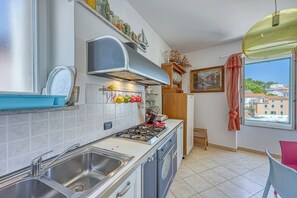 Fridge, oven, stovetop, toaster - Astra 2 Veli Losinj Harbour View (Mali Losinj)