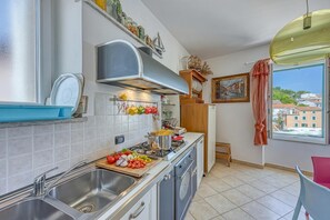 Departamento estándar, varias habitaciones, frente al mar (Astra 2 Veli Lošinj Harbour View) | Cocina privada | Refrigerador, horno, parrilla de estufa y tostadora 