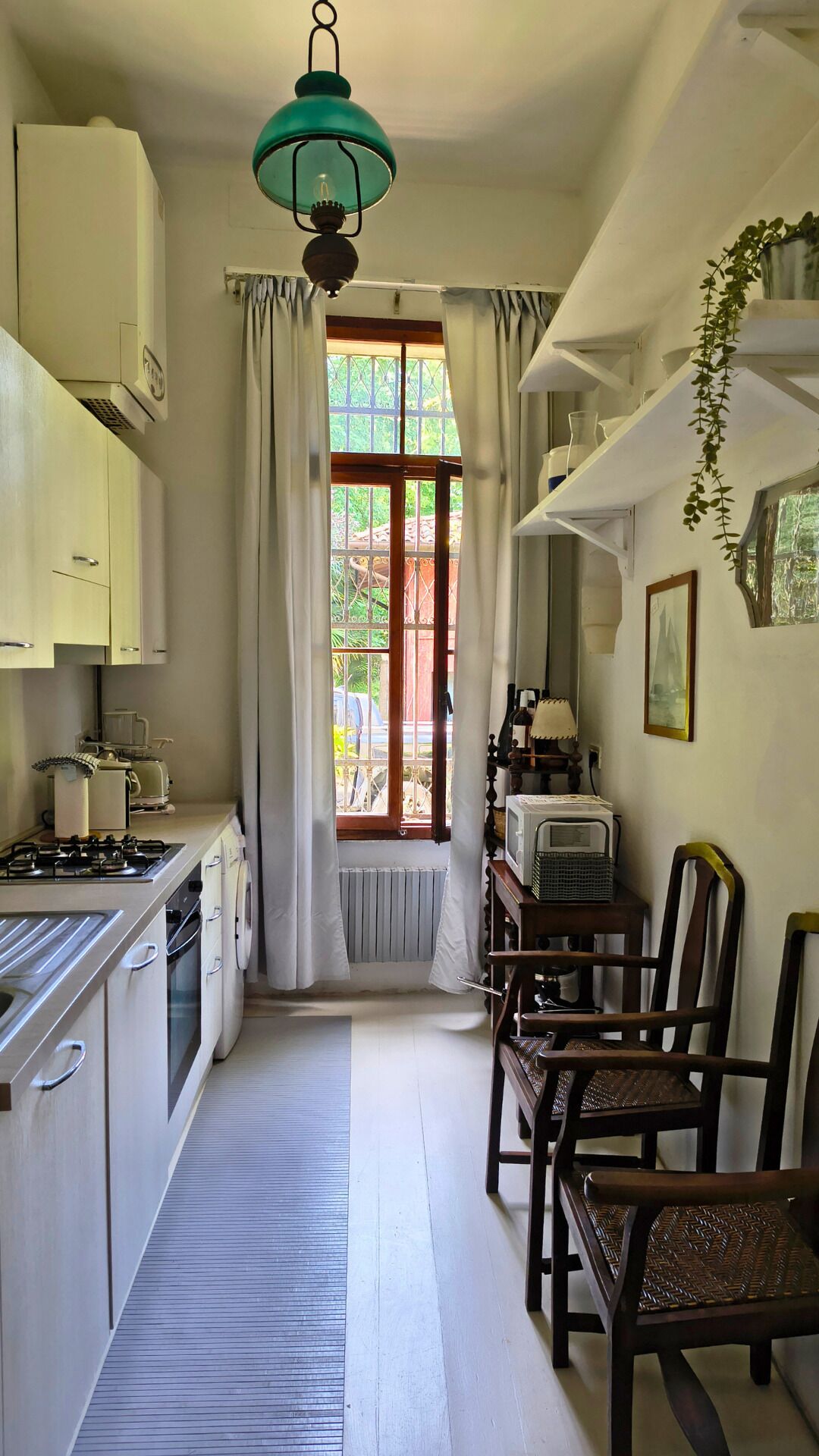 Réfrigérateur, four, lave-vaisselle, cafetière/bouilloire