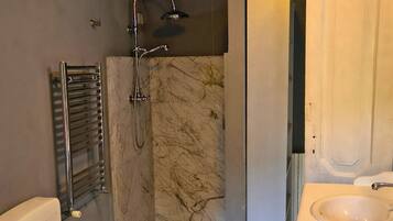 Dusche, Haartrockner, Bidet, Handtücher