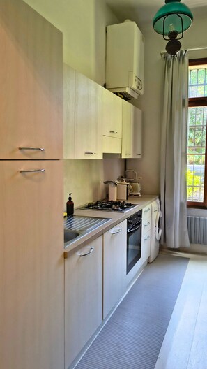 Fridge, oven, dishwasher, coffee/tea maker
