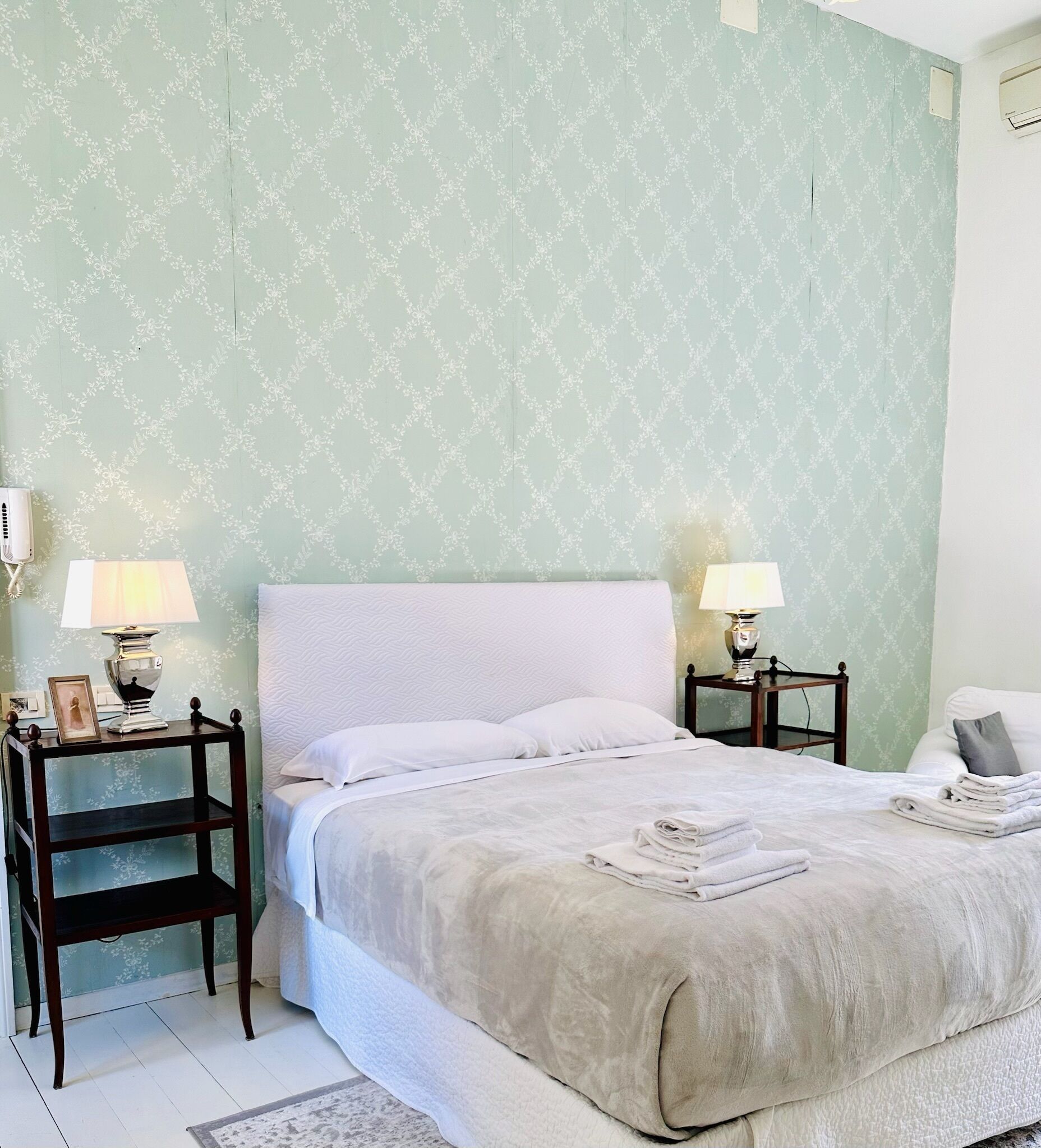 3 bedrooms, desk, travel crib, free WiFi