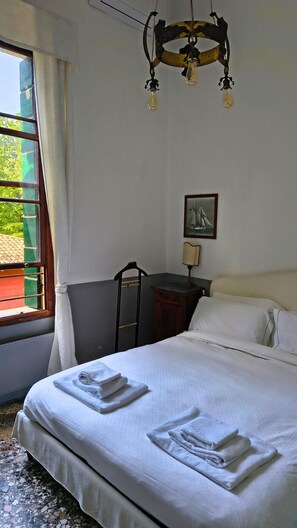 3 bedrooms, desk, travel cot, free WiFi