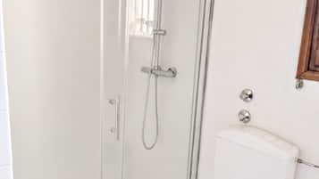 Dusche, Haartrockner, Bidet, Handtücher