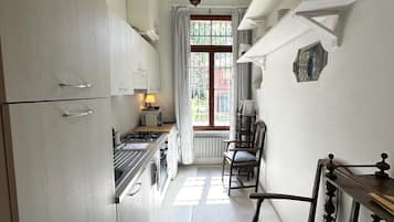 Refrigerador, horno, lavavajillas y cafetera y tetera