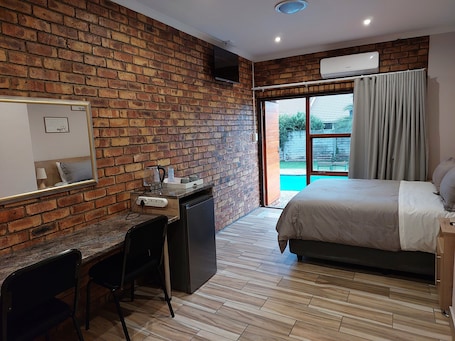 Peace | Living area | 48-inch flat-screen TV with satellite channels, TV, Netflix