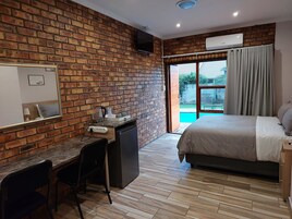 Peace | 起居区 | 48-英寸纯平电视（配备卫星频道）、电视、Netflix