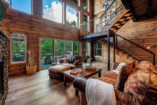 Smart TV, fireplace - Kelly's Retreat: A Premium Couples Getaway with Hot Tub, Outdoor Kitchen + More (Sevierville)