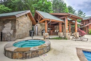 Outdoor spa tub - 1 Mile From Parkway with Hot Tub, WiFi + Resort Pool, Sauna and More! (Pigeon Forge)
