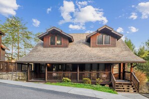 Exterior - 1 Mile From Parkway with Hot Tub, WiFi + Resort Pool, Sauna and More! (Pigeon Forge)