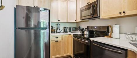 Kühlschrank, Mikrowelle, Herdplatte, Geschirrspüler