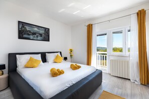4 bedrooms, iron/ironing board, free WiFi, bed sheets
