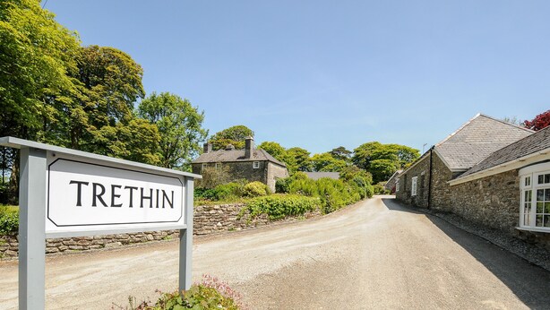 Une route de campagne avec un panneau indiquant « TRETHIN ».