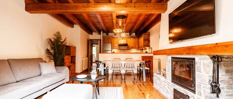 Smart-tv, een open haard en boeken