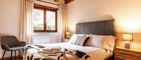 3 bedrooms, iron/ironing board, travel crib, WiFi (free)