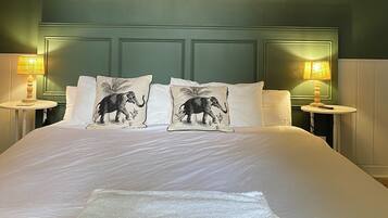 6 slaapkamers, een bureau, een strijkplank/strijkijzer, gratis wifi