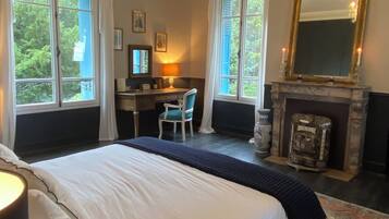 6 slaapkamers, een bureau, een strijkplank/strijkijzer, gratis wifi