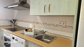 Fridge, oven, dishwasher, coffee/tea maker