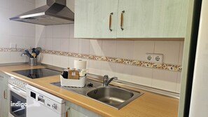 Refrigerador, horno, lavavajillas y cafetera y tetera 