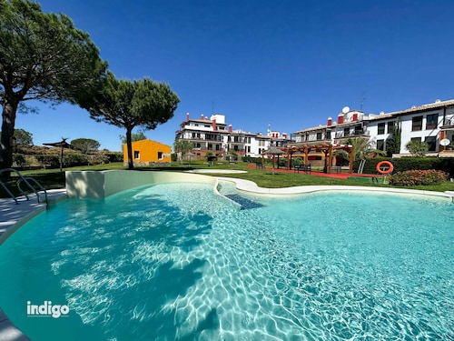 Appartement lumineux de 2 chambres avec vue sur la piscine MUL001
