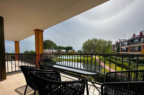 Bright 2 bedroom Apartment with Pool View MUL001