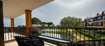 Bright 2 bedroom Apartment with Pool View MUL001