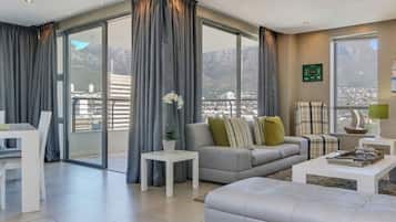 Premium Διαμέρισμα | Περιοχή καθιστικού | Τηλεόραση με επίπεδη οθόνη 74 ιντσών με δορυφορικά κανάλια, τηλεοράσεις