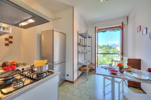 Fridge, oven, stovetop, coffee/tea maker