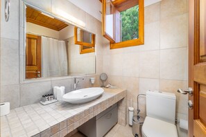 Ducha, secador de pelo, toallas y jabón