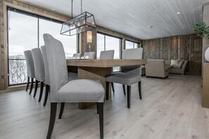 Sarapan dan makan malam dihidangkan 