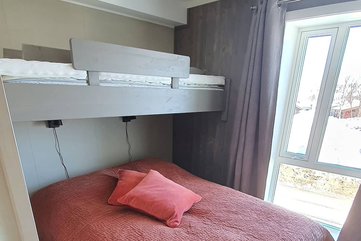 Standard Double or Twin Room, 2 Single Beds, Non Smoking, Mountain View