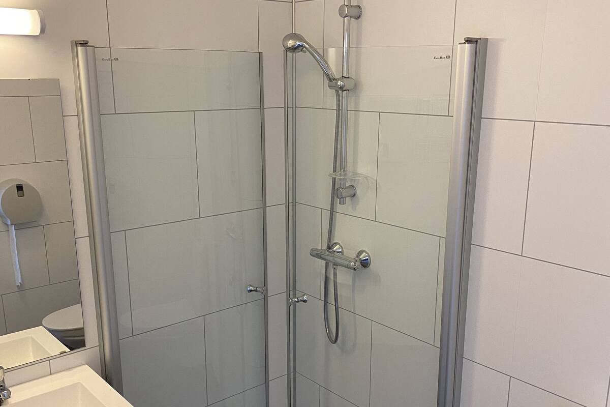 Buồng tắm vòi sen, khăn tắm