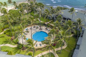 Una piscina al aire libre, una piscina climatizada