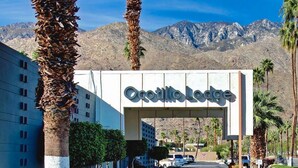 The entrance to the Ocotillo Lodge with a clear view of the surrounding mountains and palm trees. - 1957 Modern Hideaway - A Ryson Property (Palm Springs)