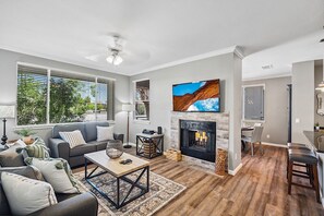 Smart TV, fireplace, books - At The Plaza - Modern Resort-Style Condo (Scottsdale)