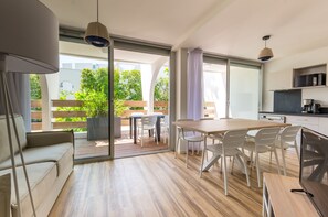 70-英寸纯平电视 （配备有线频道）、电视